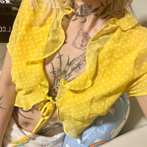 Super cute polka dot tie front crop top with ruffle detail - Picture 10 of 10